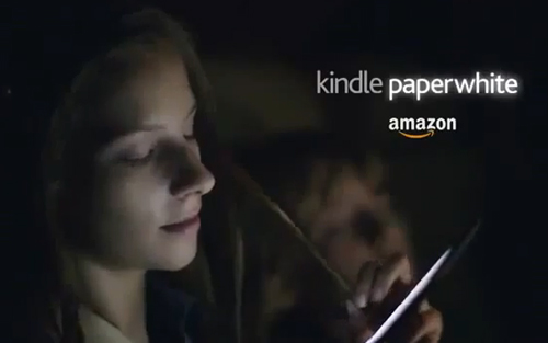 Un fotogramma dallo spot TV del Kindle Paperwhite