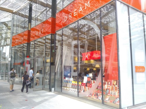 Da ottobre 2013 nelle Librerie Feltrinelli in vendita gli ebook reader Kobo, nella foto la vetrina della nuova RED di Milano