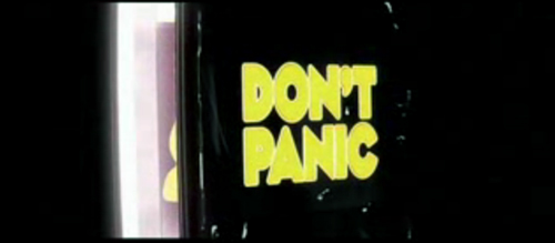 Come ci ha insegnato Douglas Adams: "Niente panico". Anche se i venditori di ebook reader bussano alla porta